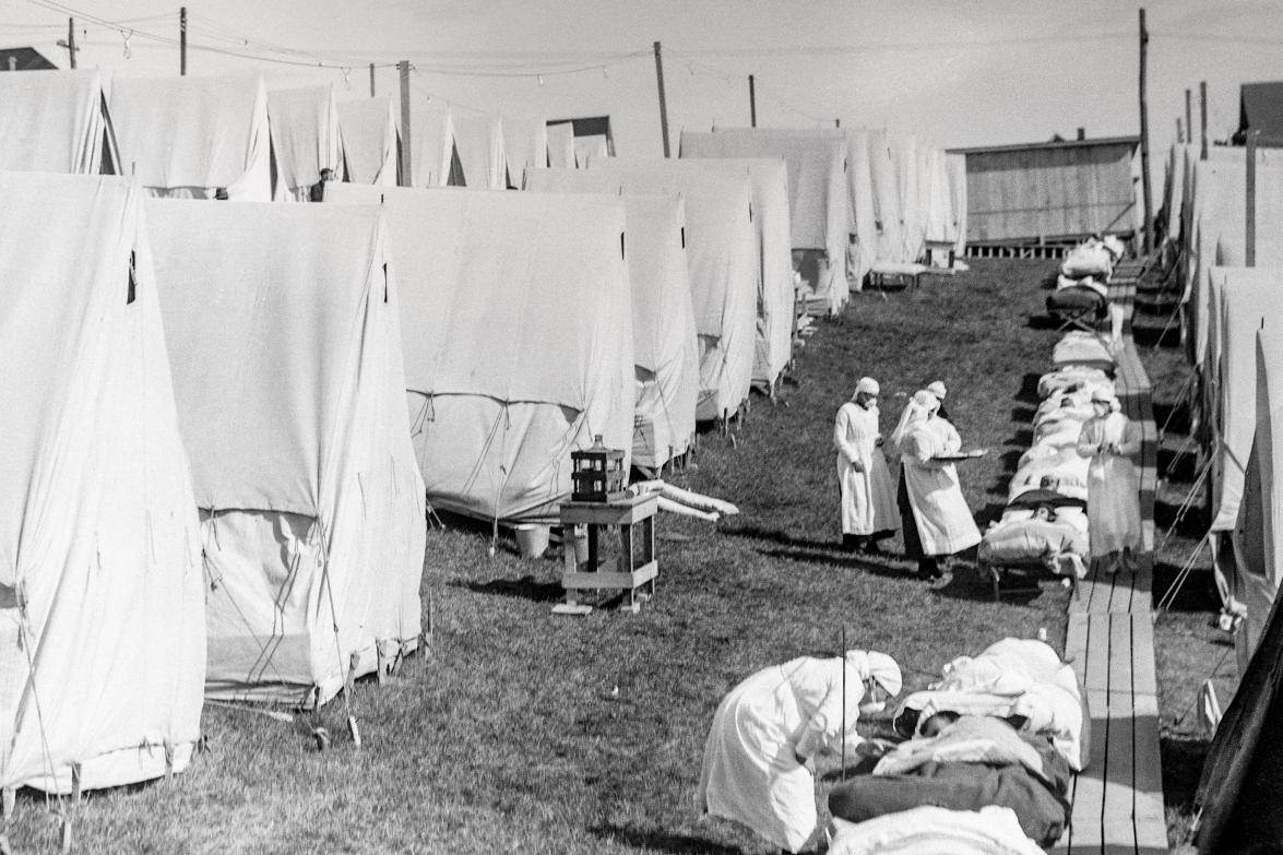 nurses tending the ill during the 1918 influenza pandemic