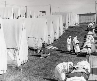 nurses tending the ill during the 1918 influenza pandemic